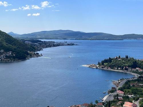 une grande étendue d'eau avec une ville et une ville dans l'établissement Apartman Mia, à Kamenari