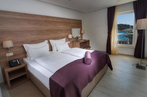 Un pat sau paturi într-o cameră la Hotel Biokovo