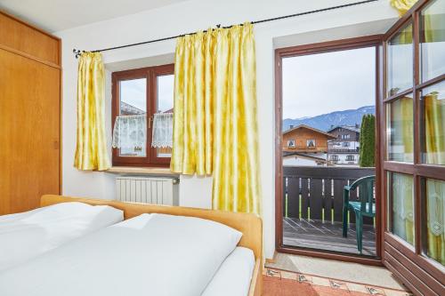 ライト・イム・ヴィンクルにあるFerienwohnungen Gästehaus Lichtのベッドルーム1室(ベッド1台、大きな窓付)