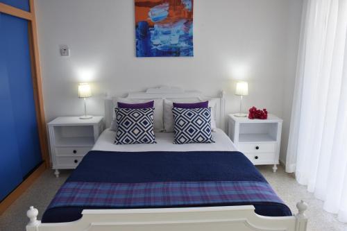 1 dormitorio con 1 cama con 2 mesitas de noche y 2 lámparas en Villa Aqua, en Boghaz