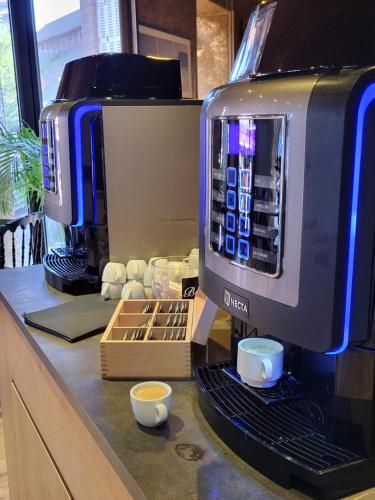 eine Kaffeemaschine auf einer Küchentheke in der Unterkunft Hotel Des Falaises in Étretat