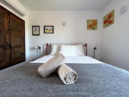 1 dormitorio con 1 cama con 2 almohadas en See You Again Mértola - Suites do Tamejoso, en Mértola