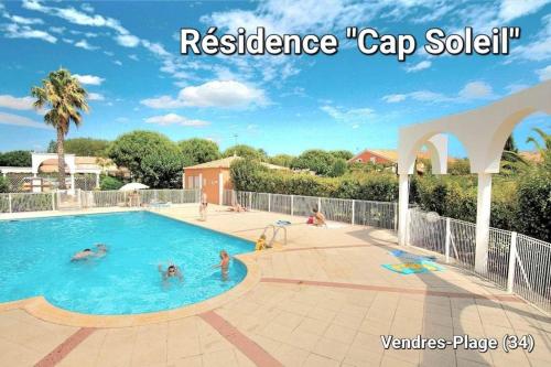 - une piscine avec des personnes à l'eau dans l'établissement Gîte VILLA Nautica Résidence Cap Soleil, à Vendres