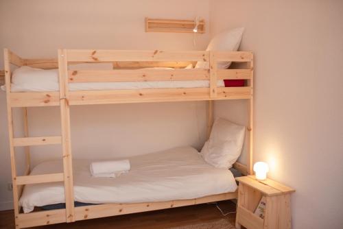 sypialnia z 2 łóżkami piętrowymi i stołem w obiekcie Duplex familial proche plage et commerces w mieście Capbreton