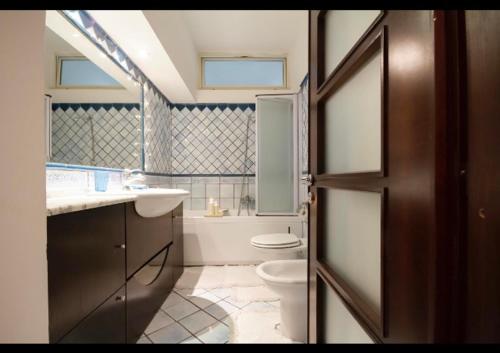 een badkamer met een toilet en een wastafel bij B&B Residenza MALATERRA in Napels