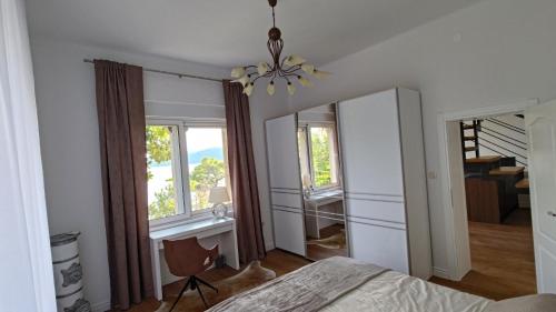 - une chambre avec un lit et un miroir dans l'établissement Aparatman Residence, à Rijeka