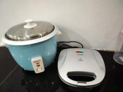 a blue and white blender sitting on top of a counter at Homestay Temerloh with Private Pool Near Hospital 4 Bedroom 4 Aircond 10pax Free Wi-Fi Netflix in Temerloh