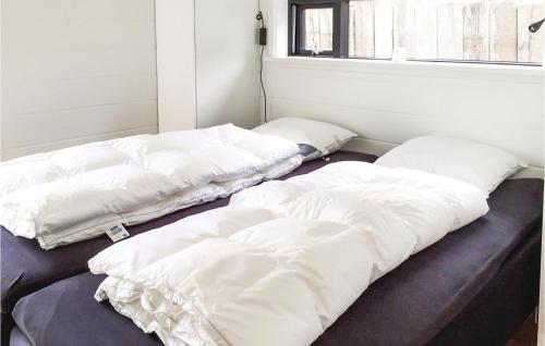 Store AnsletにあるAmazing Home In Haderslev With Kitchenの窓付きの客室で、白いベッド2台が備わります。