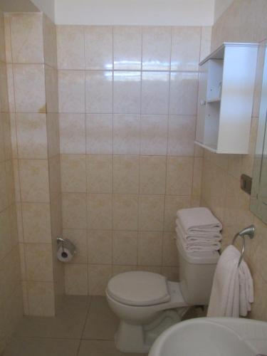 a bathroom with a toilet and a sink at Hotel MST Colonial in Iquique