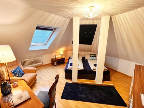 Habitación con cama, sofá y mesa. en Ferienwohnung Luna -3 Schlafzimmer, Waschmaschine, Küche, WLAN, ca 15 Min bis zum Europa Park,, en Malterdingen