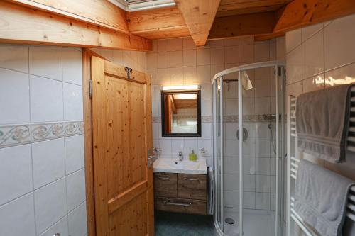 シェーナウ・アム・ケーニッヒスゼーにあるGästehaus Almblickのバスルーム(シンク、シャワー付)