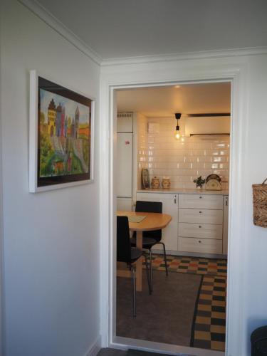 Stenkullens gårdshus في Borensberg: مطبخ وغرفة طعام مع طاولة في الغرفة