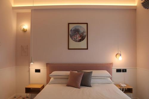 - une chambre avec un lit et une photo sur le mur dans l'établissement Tenuta Bellelli, à Castellabate