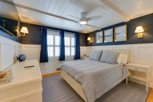 1 dormitorio con 1 cama grande y paredes azules en Avalon Vacation Rental with Porch and Grill!, en Avalon