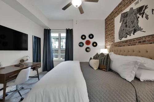 Bronx Suite -346 في ذا وودلاندس: غرفة نوم بسرير كبير وجدار من الطوب