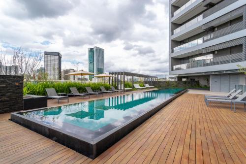 Parque Jockey com fácil acesso a Pinheiros e Butantã في ساو باولو: مسبح على جانب مبنى