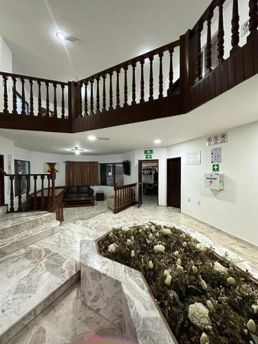 - un grand salon avec un jardin en pierre au sol dans l'établissement Hotel Villa 12 Orquídeas, à San Juan del Río