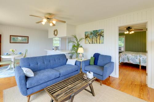 Posezení v ubytování Waterfront Crystal Coast Vacation Rental with Deck!