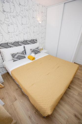 une chambre avec un lit avec une couverture dessus dans l'établissement Luxueux 3p. Art Deco + Parking, à Cannes