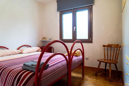 sypialnia z łóżkiem, oknem i krzesłem w obiekcie Casa Vacanze - Residenza San Luca w mieście Muro Lucano