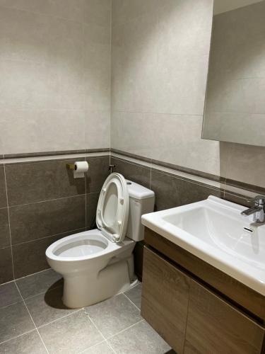 a bathroom with a toilet and a sink at Mộc Homestay 2 phòng ngủ in Ấp Ðông An (1)