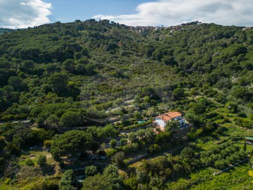 a house in the middle of a mountain at La Palazzina nel Verde - Goelba in Campo nell'Elba