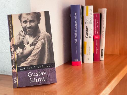 a book sitting on top of a shelf with books at Landhaus zu Kürenberg in Bergham