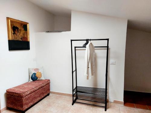 a room with a mirror and a ottoman at Gemelli in Petacciato