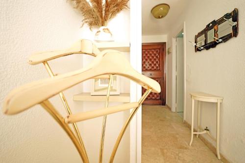 Biały obiekt wisi na ścianie w korytarzu. w obiekcie Santa Clara cozy Sea view Studio w mieście Torremolinos
