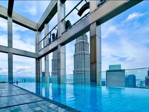 vistas a un edificio con piscina en Tropicana The Residence Klcc By Sky World en Kuala Lumpur