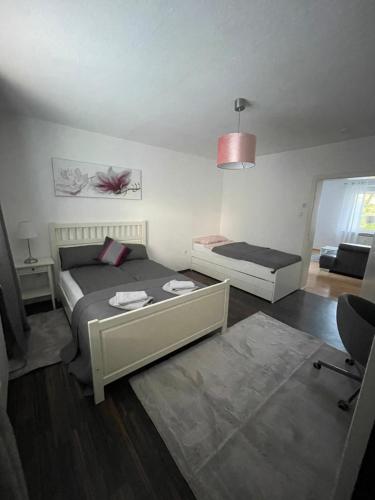 ein Schlafzimmer mit 2 Betten und einem Stuhl darin in der Unterkunft Sana Ferienwohnung in Oberhausen