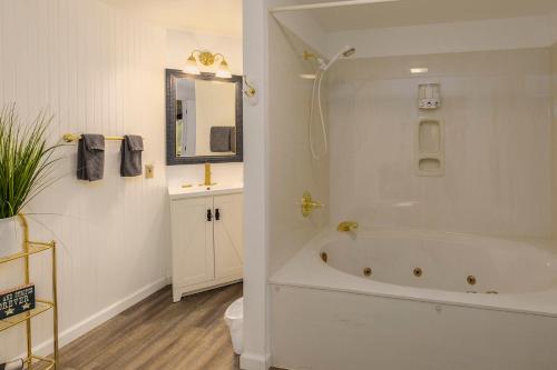 拉皮德城的住宿－Sweetgrass Inn Bed & Breakfast，带浴缸、卫生间和盥洗盆的浴室
