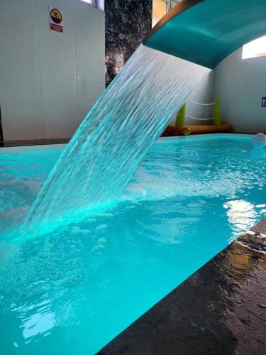 Bazén v ubytování Dom Jastrzębia z basenem i jacuzzi nebo v jeho okolí