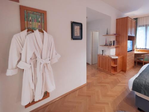 a bedroom with a robe hanging on a wall at Landhaus zu Kürenberg in Bergham