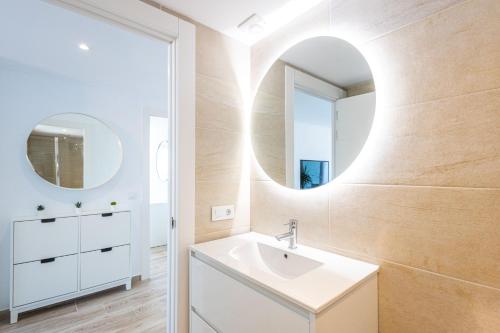 La salle de bains est pourvue d'un lavabo et d'un miroir. dans l'établissement L'Ancora Sea, à Jávea