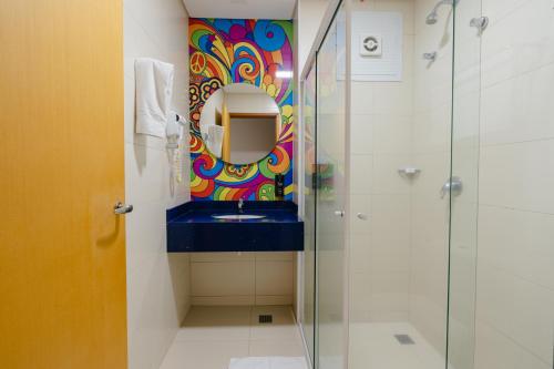 烏穆阿拉馬的住宿－Hotel Caiuá Lago Umuarama，一间带水槽和镜子的浴室