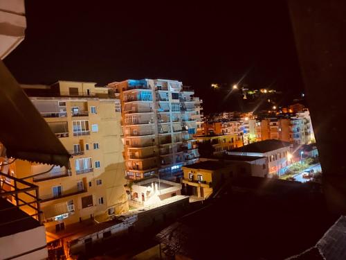 vista de uma cidade à noite com edifícios em Charming Berat flat getaway em Berat