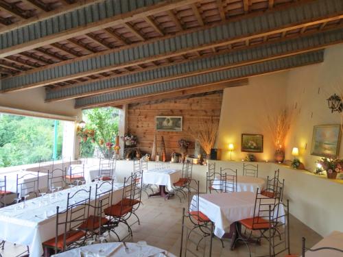 een feestzaal met witte tafels en stoelen bij Auberge - Hotel U Paradisu in Vico