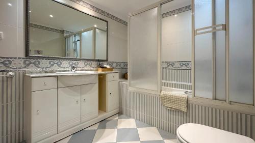 a bathroom with a sink and a mirror at Sofeelings, Quarto Mar Piso 2, Baixa de Albufeira in Albufeira