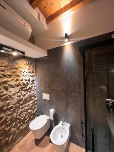 une salle de bain avec toilettes et lavabo dans l'établissement Bancalegno Sweet Dreams, à Bergame
