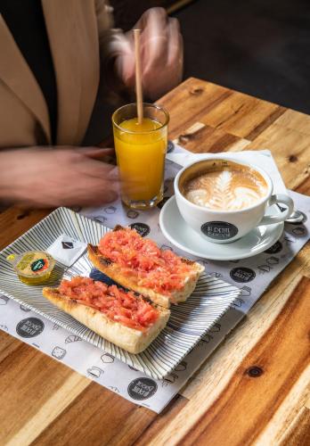 een tafel met twee sneetjes brood en een kopje koffie bij Concept Rooms in Valencia