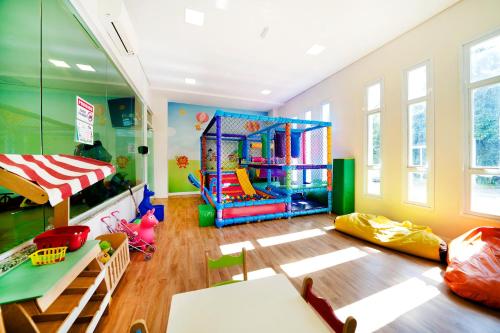 a room with a play room with a play set at Vinhedo Plaza Hotel in Vinhedo