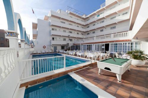 - Piscina en el balcón de un crucero en Hotel Apartamentos Vibra Lux Mar, en Ibiza