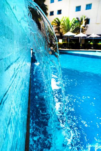 a close up of a pool with blue water at Vinhedo Plaza Hotel in Vinhedo