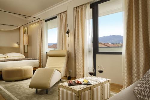 ein Hotelzimmer mit einem Bett und einem Tisch mit Weingläsern in der Unterkunft Grand Hotel Minerva in Florenz