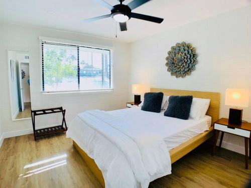 - une chambre avec un lit et un ventilateur de plafond dans l'établissement Primo Old Town Location w/ Heated Pool, à Scottsdale