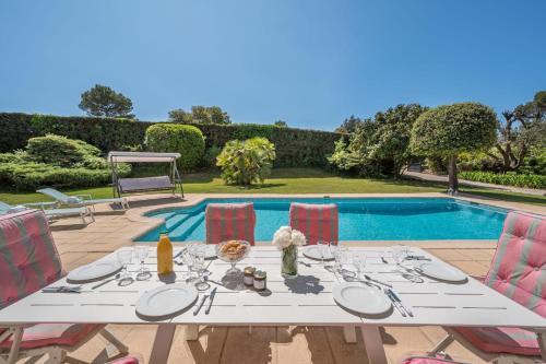 Photo de la galerie de l'établissement LA CARONATH Villa for 7 by Sunset, à Roquefort-les-Pins