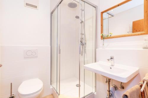 een badkamer met een douche en een wastafel bij Ferienwohnung Dominik in Reit im Winkl