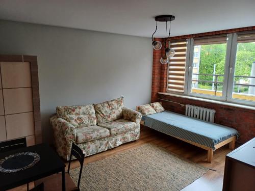 un soggiorno con divano e finestra di Admiral Apartment Gdynia II a Gdynia