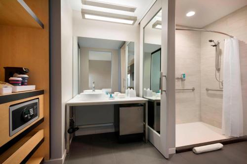een badkamer met een wastafel en een douche bij Aloft Columbia Downtown in Columbia